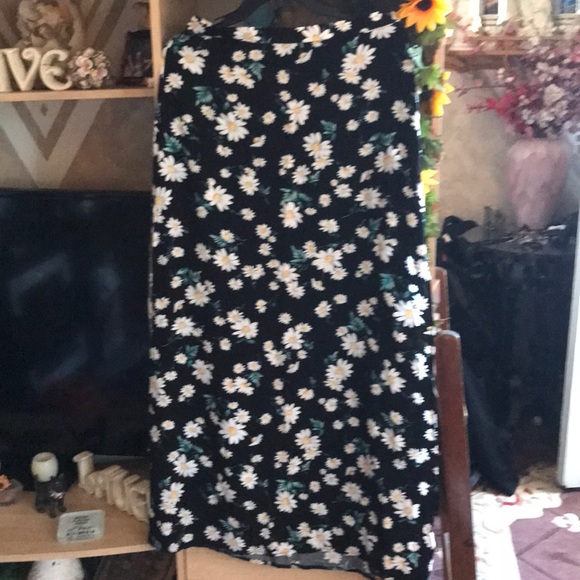 Forever 21 Dresses & Skirts - Steal of the week ❤️❤️ Daisy’s maxi skirt Forever 21 Dresses & Skirts - Steal of the week ❤️❤️ Daisy’s maxi skirt